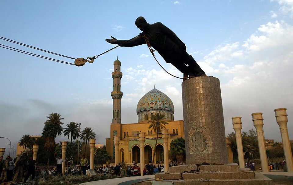 Fayl:SaddamStatue.jpg
