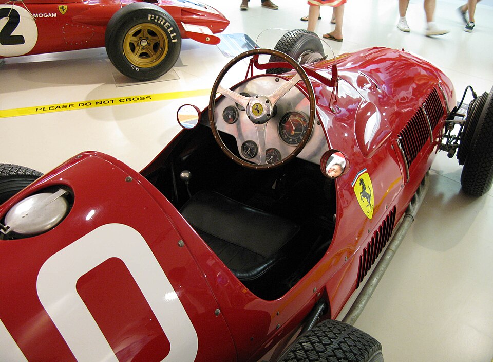 Fayl:Ferrari 500 F2 dash.jpg