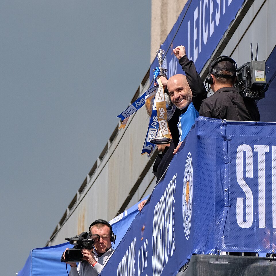 Fayl:Maresca Championship trophy Leicester.jpg