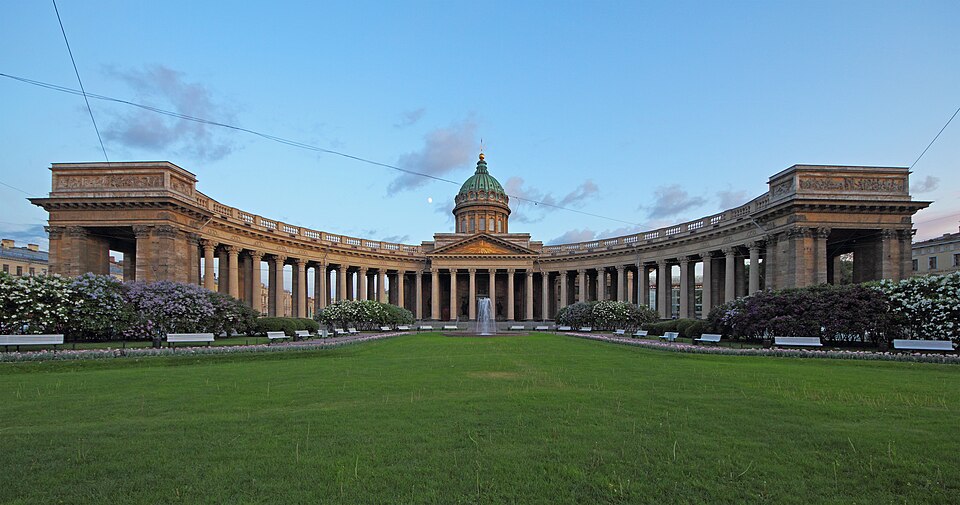 Fayl:Spb 06-2012 Nevsky various 02.jpg