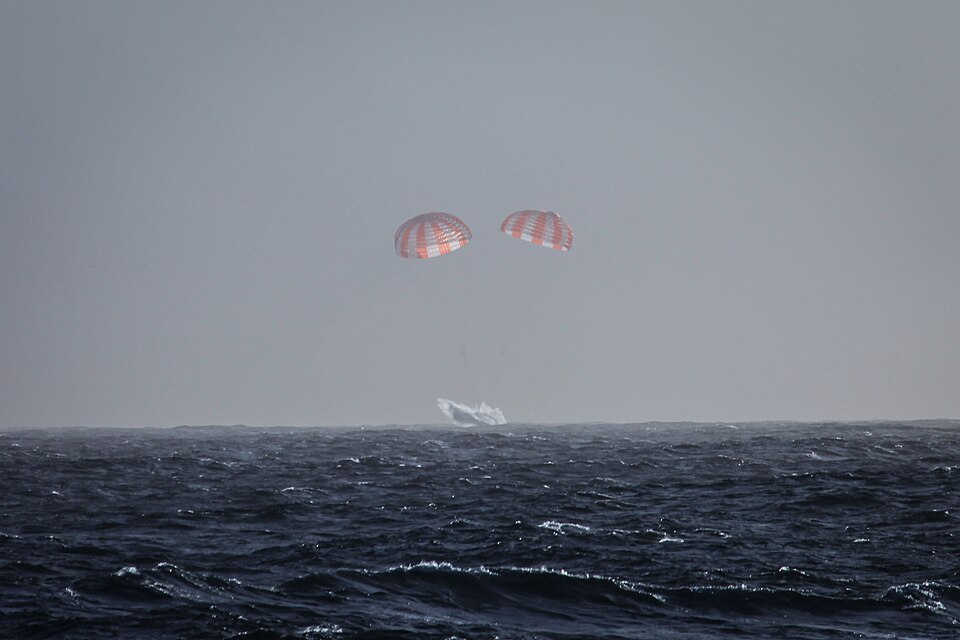 Fayl:CRS-5 Dragon ocean landing (16848173281).jpg