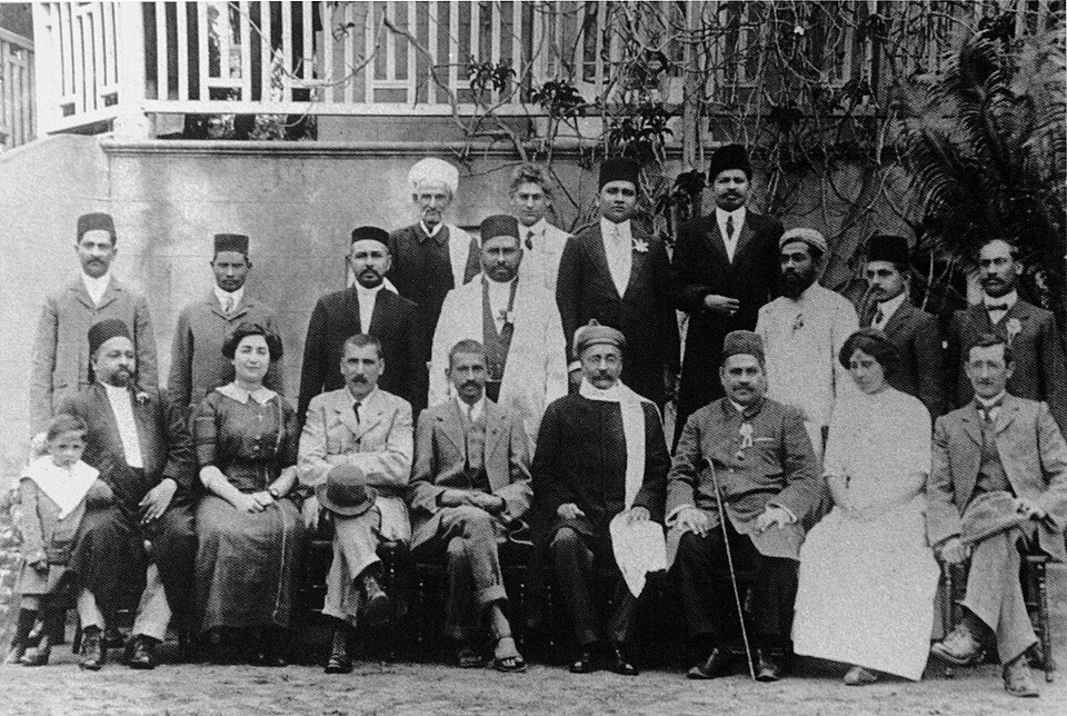 Fayl:Gandhi group Gokhale.jpg