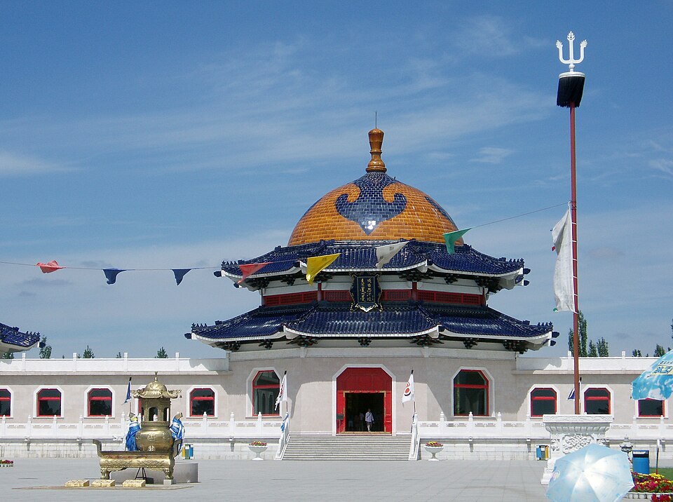 Fayl:GhinggisKhanMausoleum.jpg