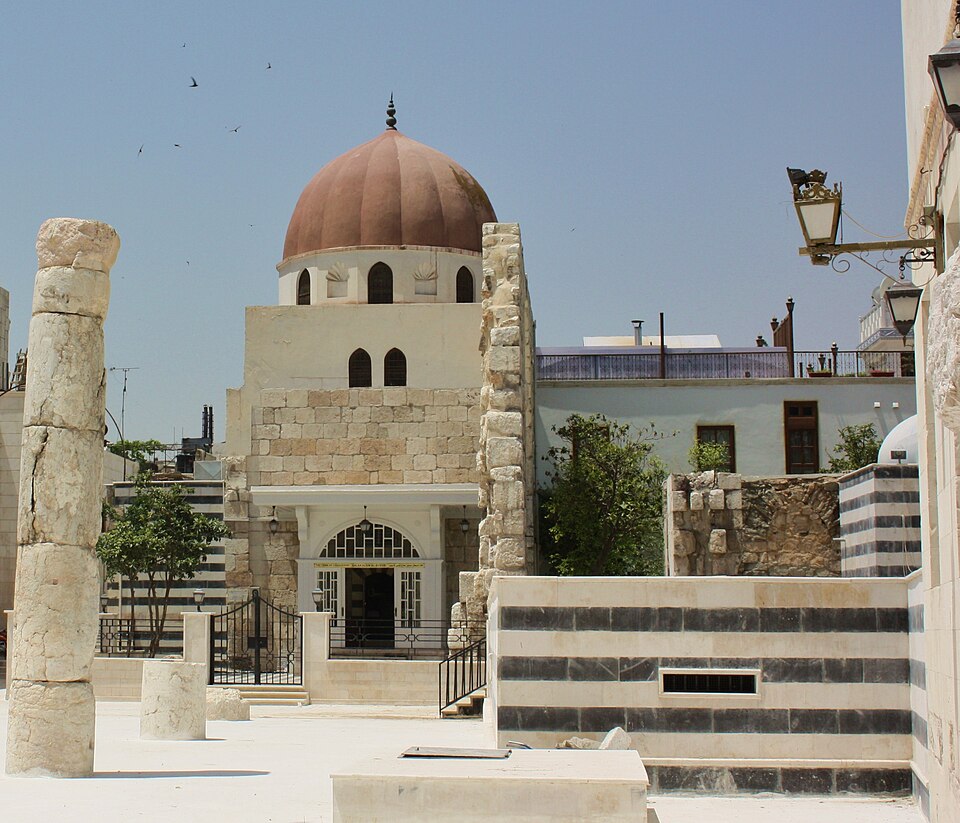 Fayl:Saladin mouselum tomb Damascus.jpg