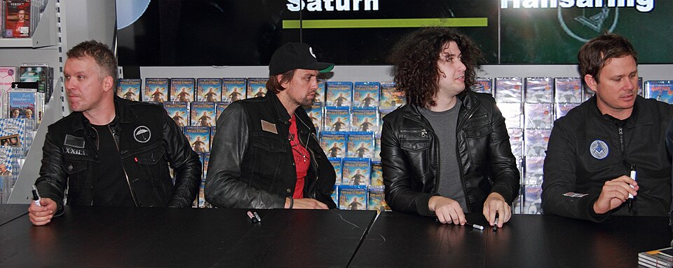 Fayl:Angels&Airwaves Hansaring 01 authographing.jpg