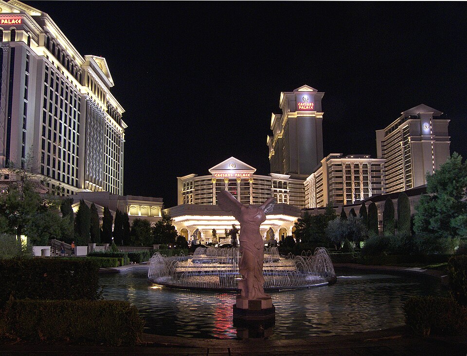 Fayl:Caesars palace night 2007.jpg