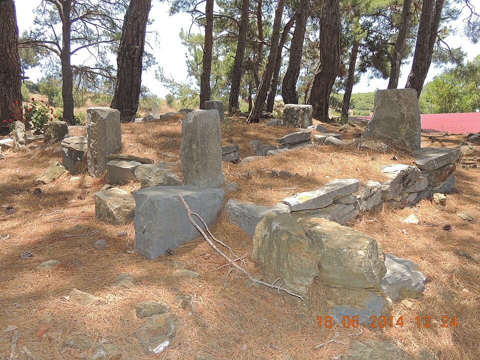 Fayl:Cemetery romania - panoramio.jpg