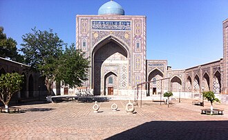 Nodir Devonbegi madrasasi, hovlidan katta masjidning koʻrinishi