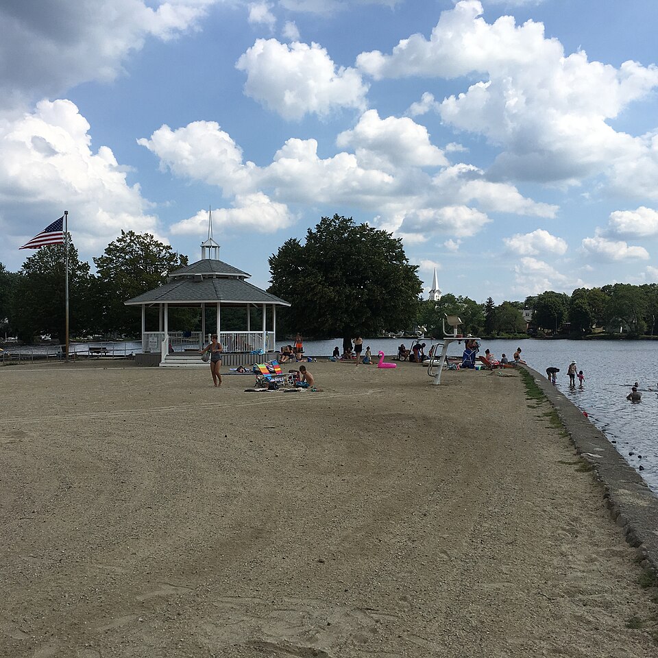 Fayl:Sunset Lake Braintree.jpg