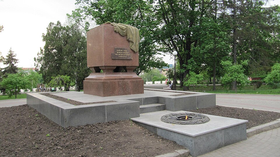 Fayl:Пам'ятник борцям Жовтневої революції, Харків.jpg