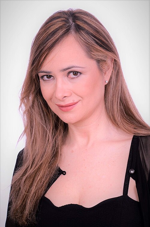 Fayl:EA 2-ElizabethArciniega-Portrait-201802.jpg