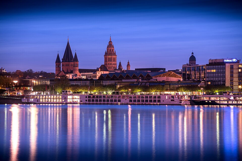 Fayl:Mainzer Dom Blaue Stunde (37539430014).jpg