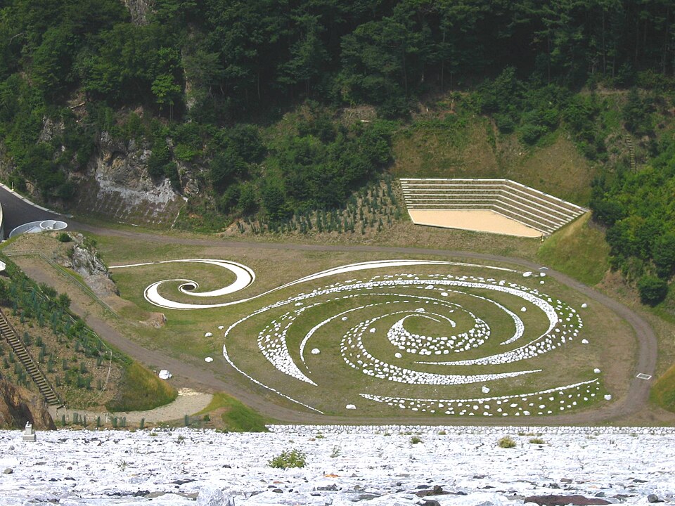 Fayl:Minamiaiki Dam Uzumaku hiroba park.jpg