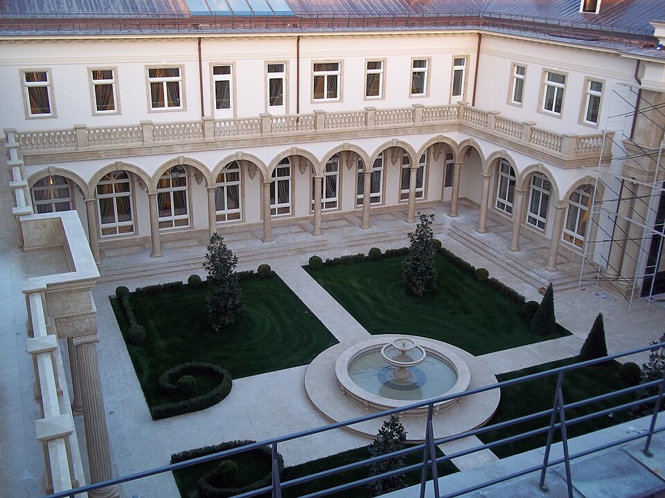 Fayl:Putin palace courtyard.jpg