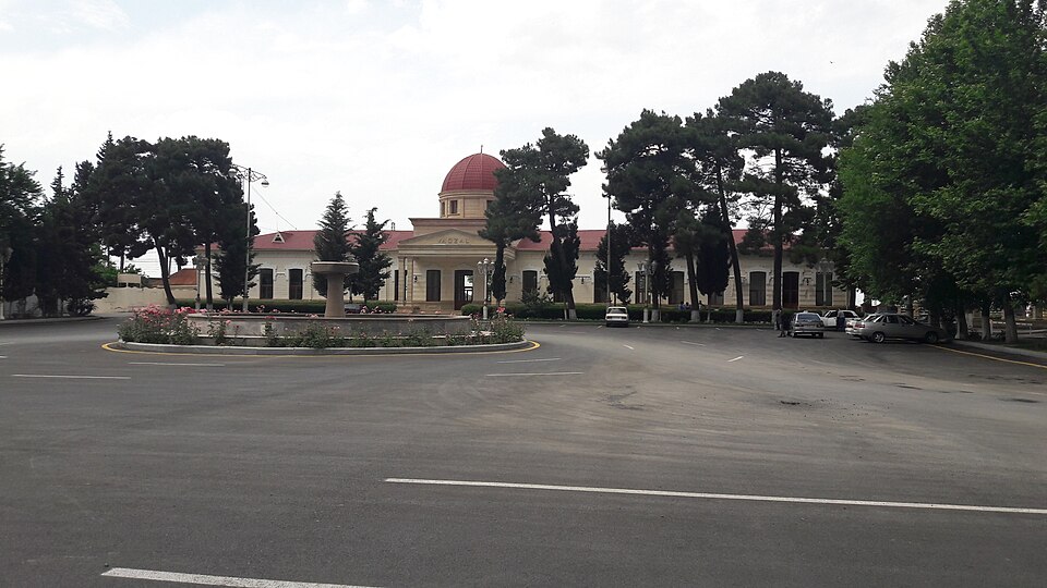 Fayl:Yevlax Dəmiryol Stansiyası 2017-05-27.jpg