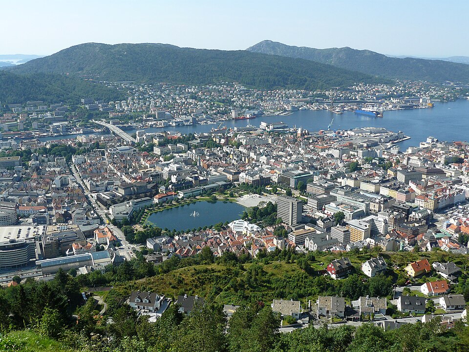 Fayl:08-08-01 Fløyen utsikt.jpg