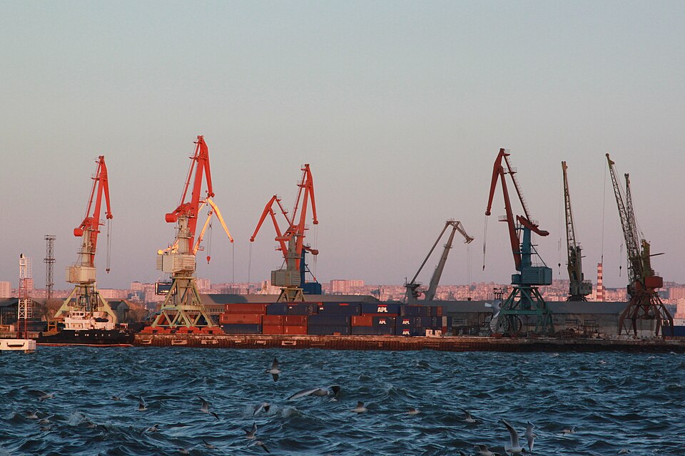 Fayl:Bakinskiy port.JPG