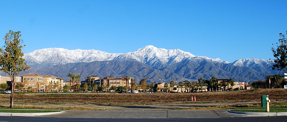 Fayl:Cucamonga Peak 122608.jpg