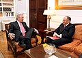 Gretsiya tashqi ishlar vaziri Dimitris Avramopulos (chapda) 2012 yil iyul oyida Afinada Buyuk Britaniya elchisi Devid Landsman bilan uchrashdi.