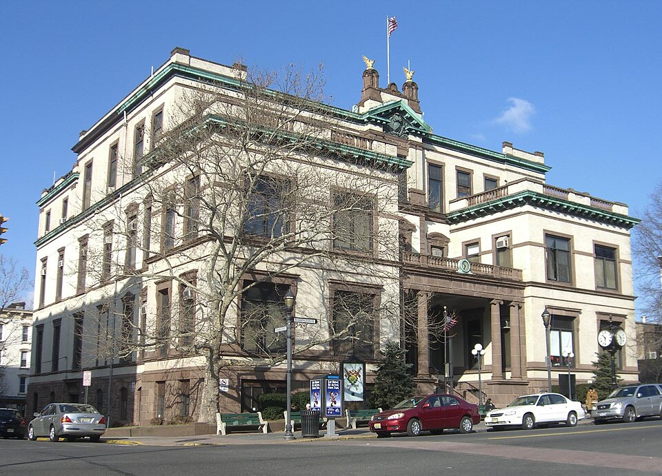 Fayl:1.20.10HobokenCityHallByLuigiNovi.jpg