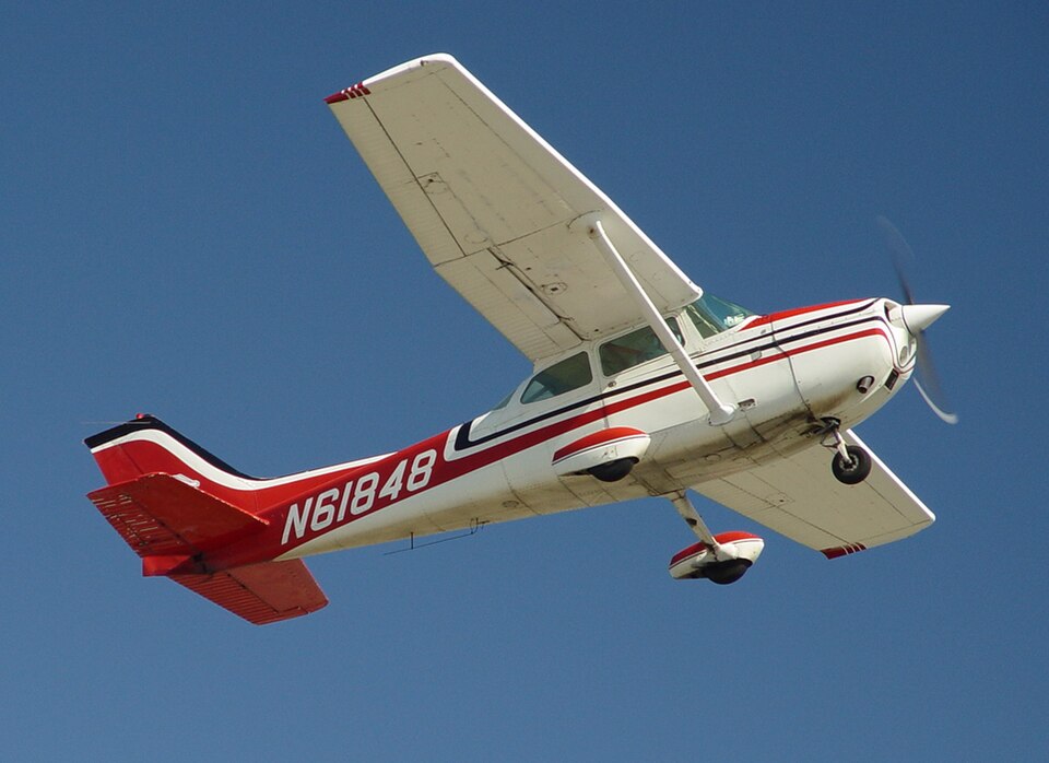 Fayl:Cessna172-CatalinaTakeOff.JPG