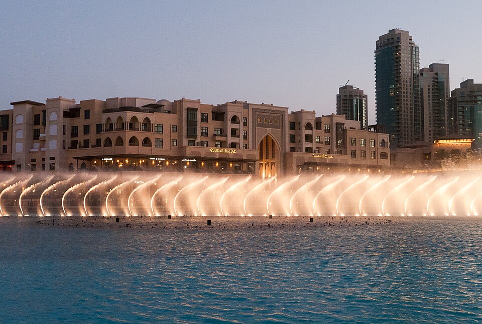 Fayl:Dubai Fountain (5608001810).jpg