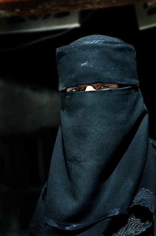 Fayl:Muslim woman in Yemen.jpg