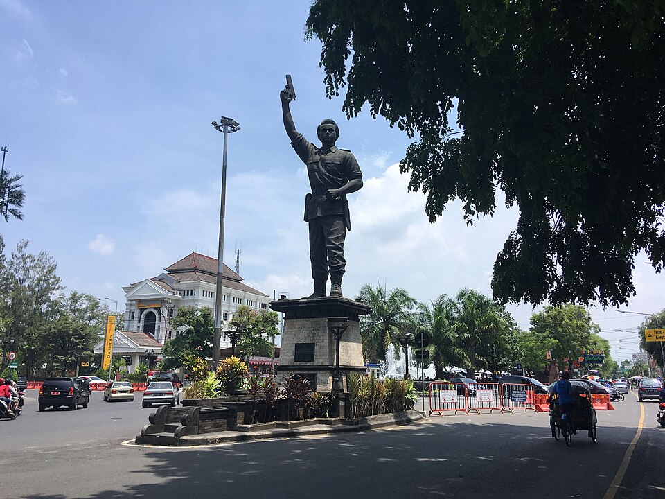 Fayl:Slamet Riyadi Statue in Surakarta.jpg