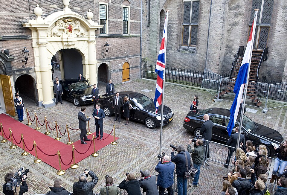 Fayl:Aankomst vice-minister-president Clegg.jpg