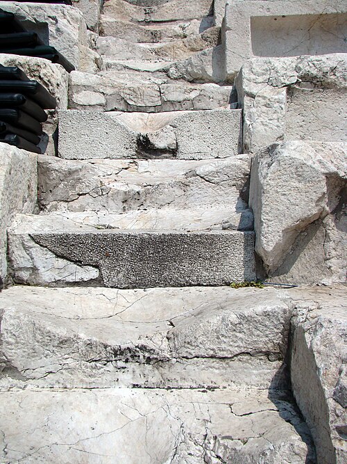 Fayl:Antique-Theater-Staircase.jpg