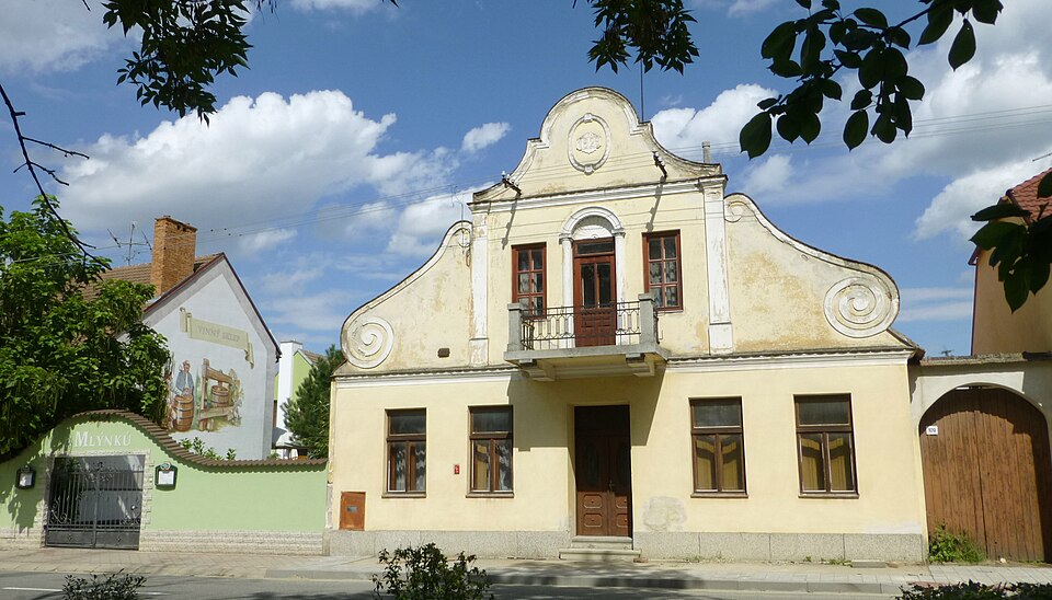 Fayl:Dolní Dunajovice Selské baroko 80259.JPG