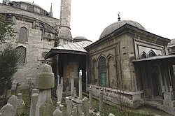 Mihrimah Sulton masjidining qabriston tomondan koʻrinishi