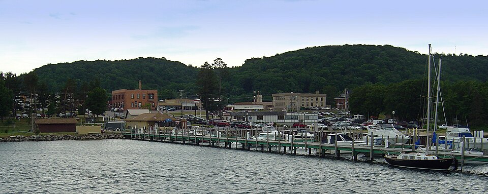 Fayl:Munising harbor.jpg