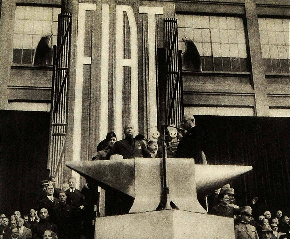 Fayl:Mussolini visiting Fiat, 1932.jpg