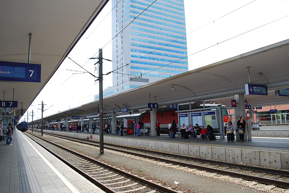 Fayl:LinzHbf Bahnsteige.jpg