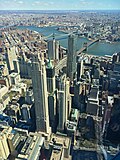 Bruklin ko'prigi Nyu-York shahridagi " Bir dunyo observatoriyasi "dan ko'rinib turibdi
