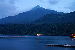 Oshidomari portidan Rishiri togʻining koʻrinishi
