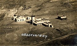 Ustidan olingan tarixiy surat, unda OBSERVATORY soʻzi yozilgan