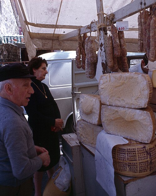 Fayl:Levanto-22-Markt-Kaesestand-1979-gje.jpg