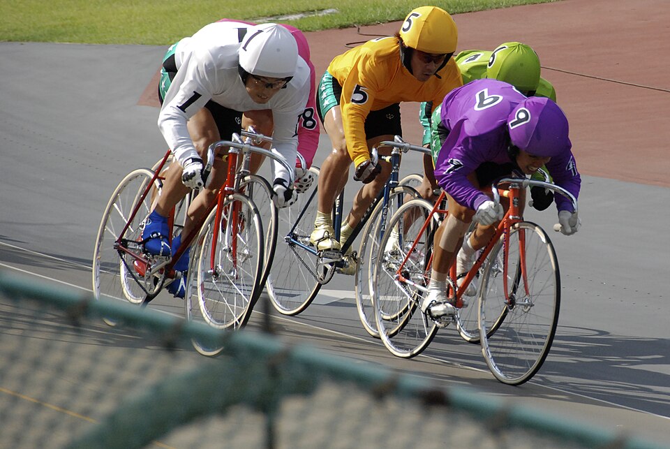 Fayl:Omiya keirin finish 3.jpg
