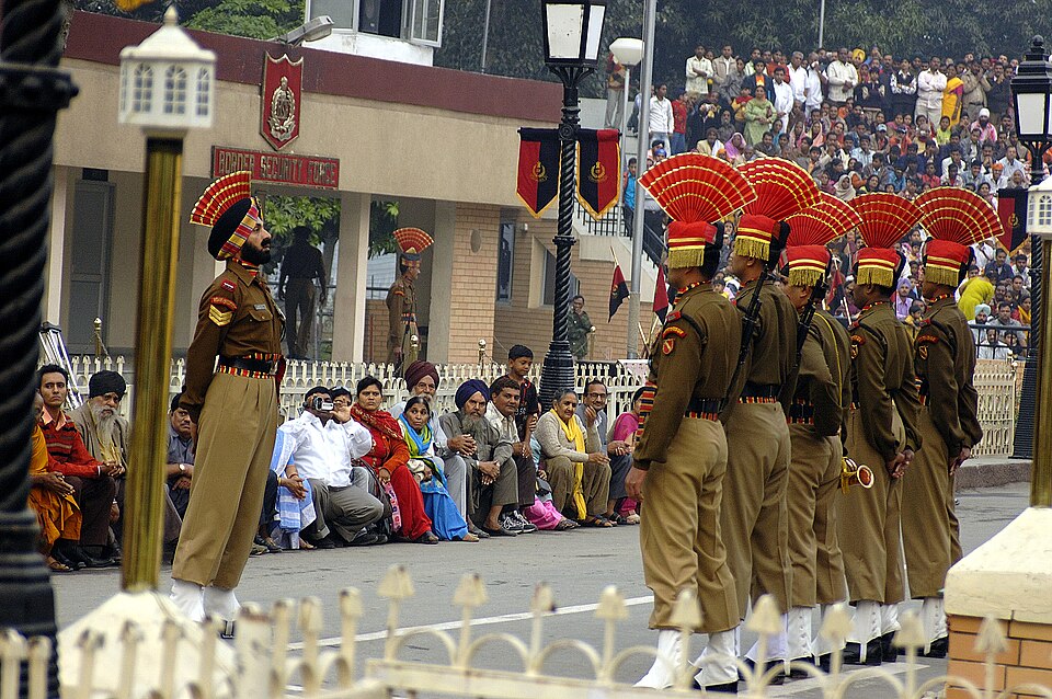 Fayl:Wagah border indian bsf.jpg