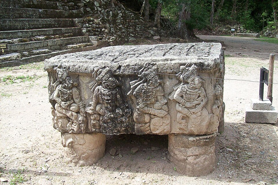 Fayl:Altar Q at Copán, Honduras.jpg