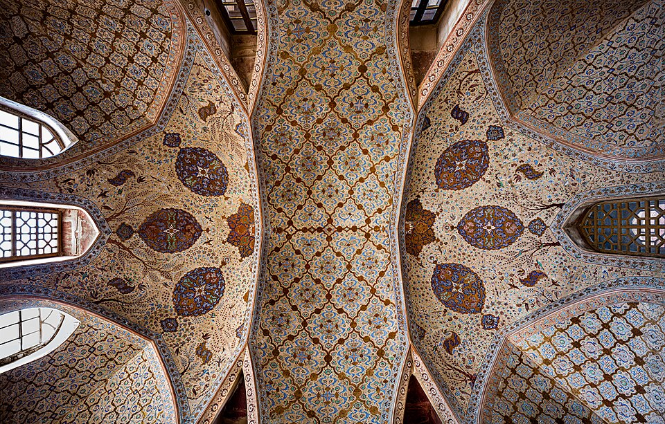 Fayl:Ceiling of Ālī Qāpū.jpg
