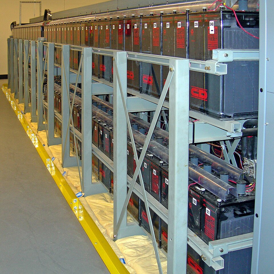 Fayl:Datacenter Backup Batteries.jpg