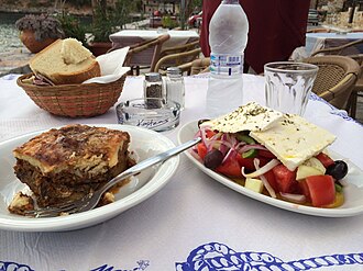 Lakoniyda, Peloponnes mintaqasida musakka bilan birga berilgan xoriatiki salati