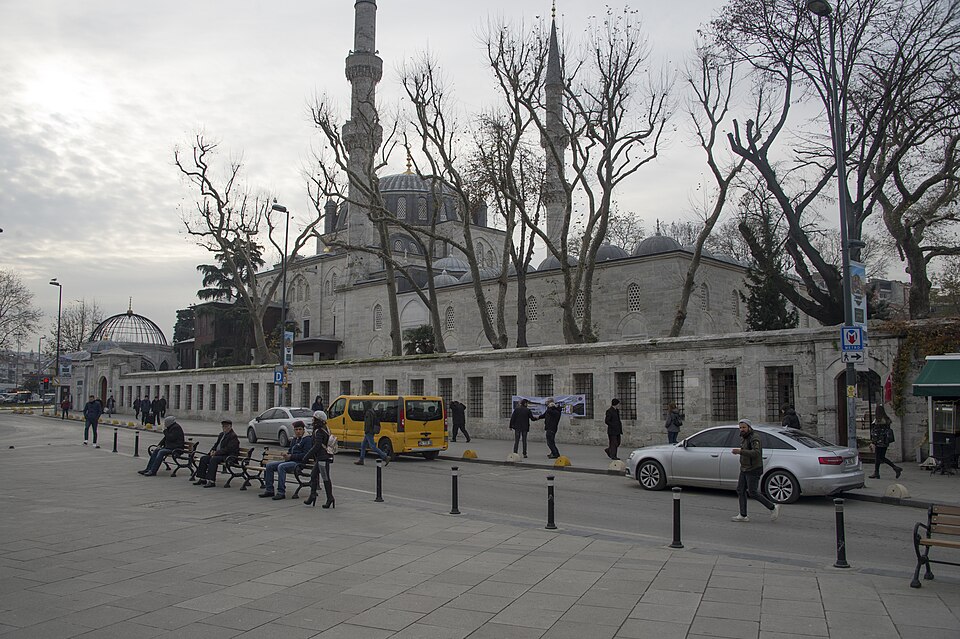 Fayl:Yeni Valide Mosque 9534.jpg