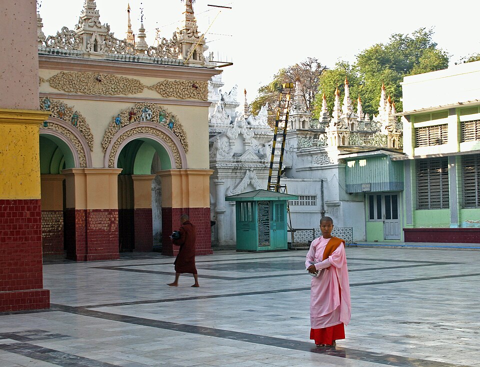 Fayl:Mandalay-Mahamuni-33-Innenhof-gje.jpg