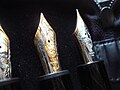 Montblanc Diplomat c. 2006 (chapda) va Meisterstück 149 (o'ngda), c. 1978-1980