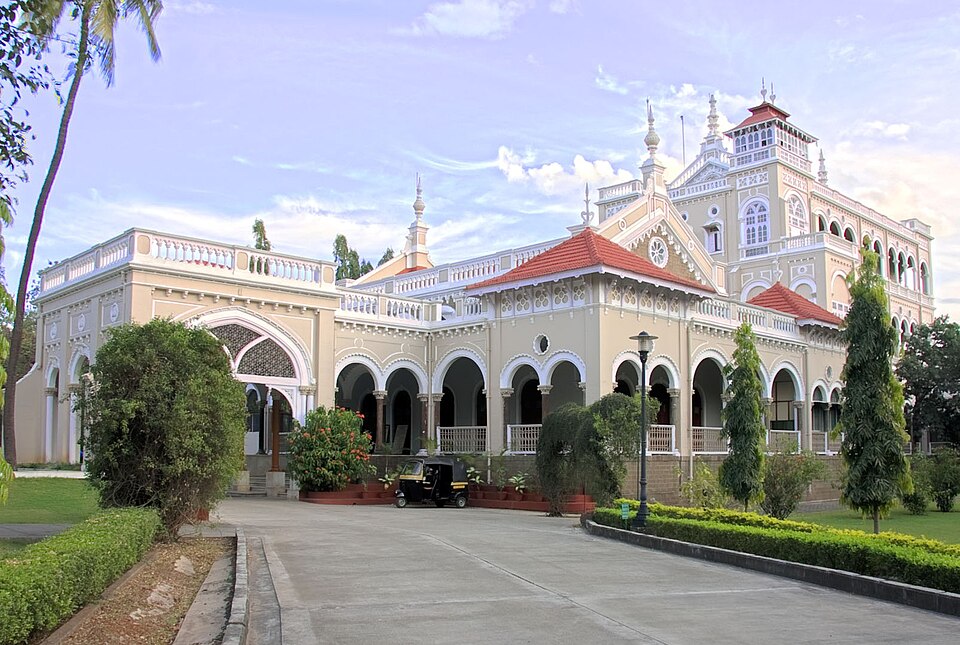 Fayl:Pune Palace.jpg