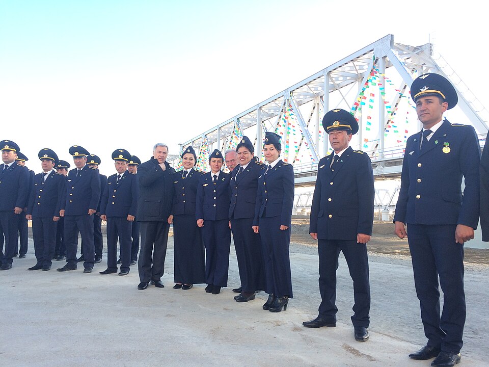 Fayl:Turkmen-Rail-employees-new-Turkmenabat-Amu-Darya-railroad-bridge.jpg